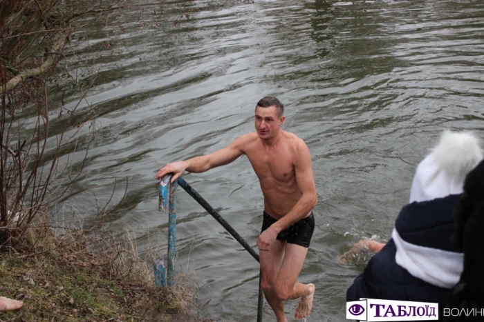 Козацькі залпи та Владика на моторному човні: як освячували воду у Луцьку