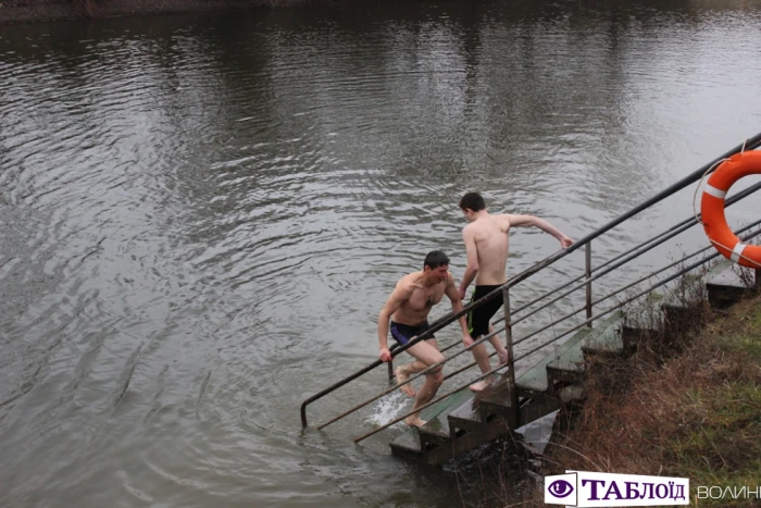 Козацькі залпи та Владика на моторному човні: як освячували воду у Луцьку