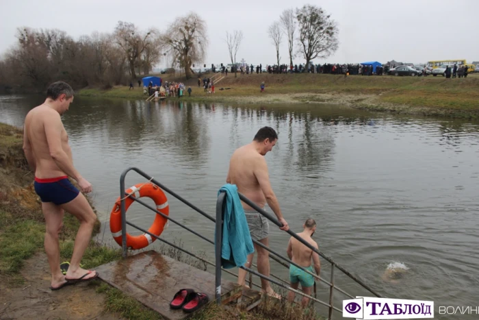 Козацькі залпи та Владика на моторному човні: як освячували воду у Луцьку