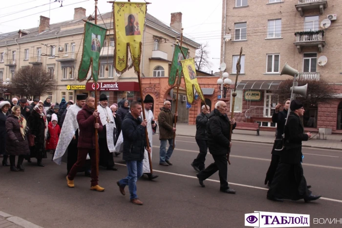 Козацькі залпи та Владика на моторному човні: як освячували воду у Луцьку