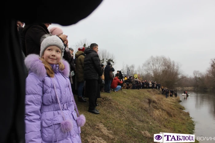 Козацькі залпи та Владика на моторному човні: як освячували воду у Луцьку