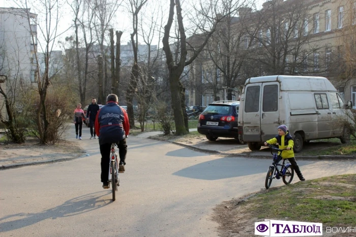 Привокзальний на карантині: весняна безтурботність одного з районів Луцька