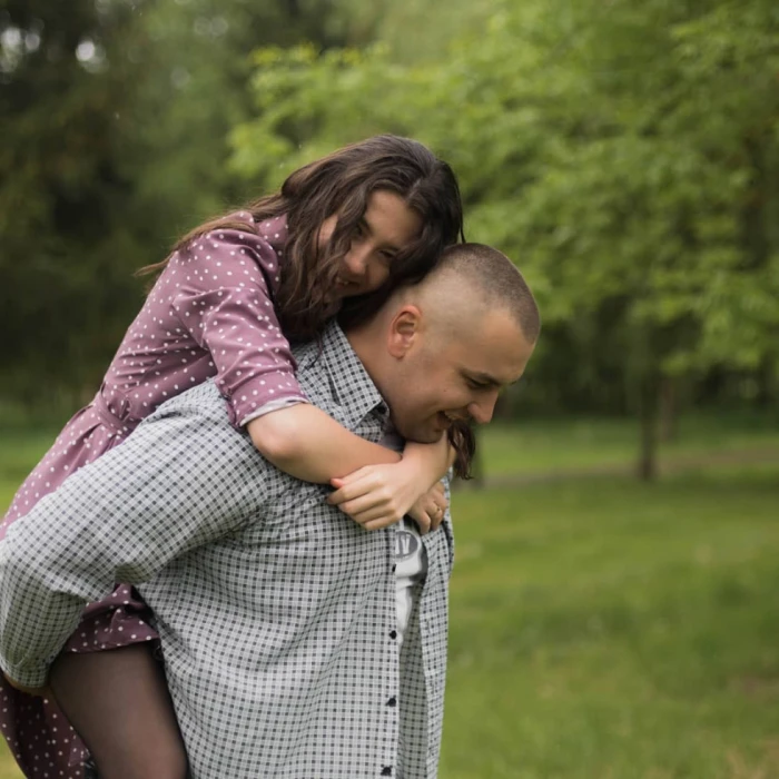 «Закохані та мокрі»: луцька фотографка показала кадри із фотосесії під дощем