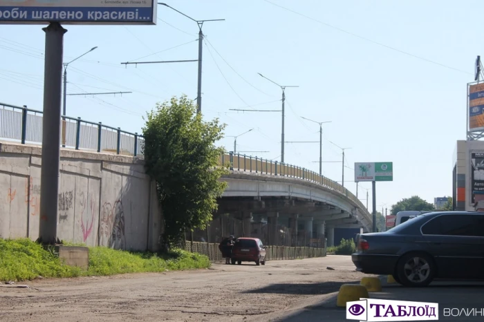 Луцьк ранковий: індустріальна тиша та квіти Рівненської