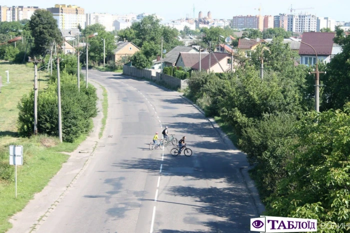 Луцьк ранковий: індустріальна тиша та квіти Рівненської