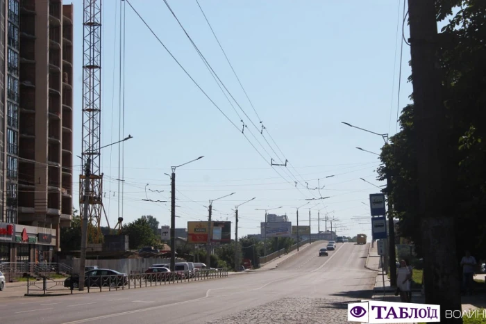 Луцьк ранковий: індустріальна тиша та квіти Рівненської