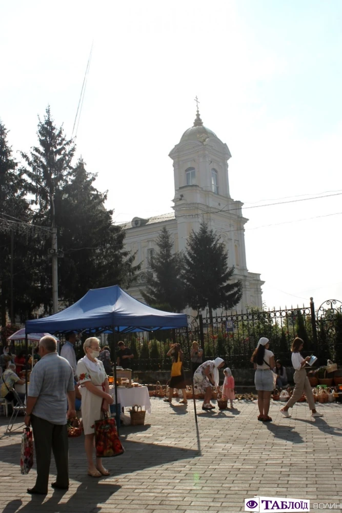 «Яблучний Спас – пішло літо від нас»: як лучани освячували фрукти. ФОТО