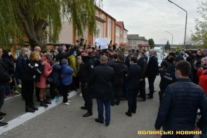 На Волині Президента Зеленського зустріли гарбузом