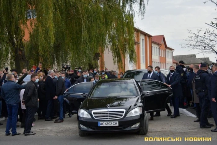 На Волині Президента Зеленського зустріли гарбузом