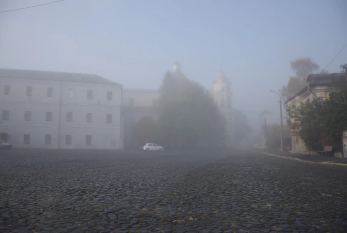 Старе місто в тумані