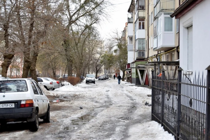 У деяких дворах ще повно снігу