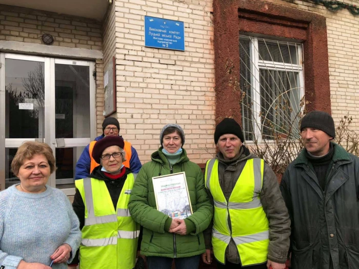 Жителі одного з луцьких районів подякували вуличній прибиральниці