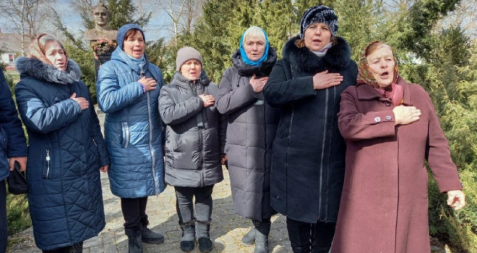 Жителі села Сокіл, які брали участь у записі ролика до Дня Державного Гімну. Суспільне Луцьк