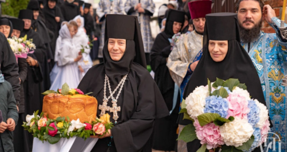 «Церкву чіпати не потрібно, бо це не безнаказанно»: очільниця Зимненського монастиря про перехід до ПЦУ