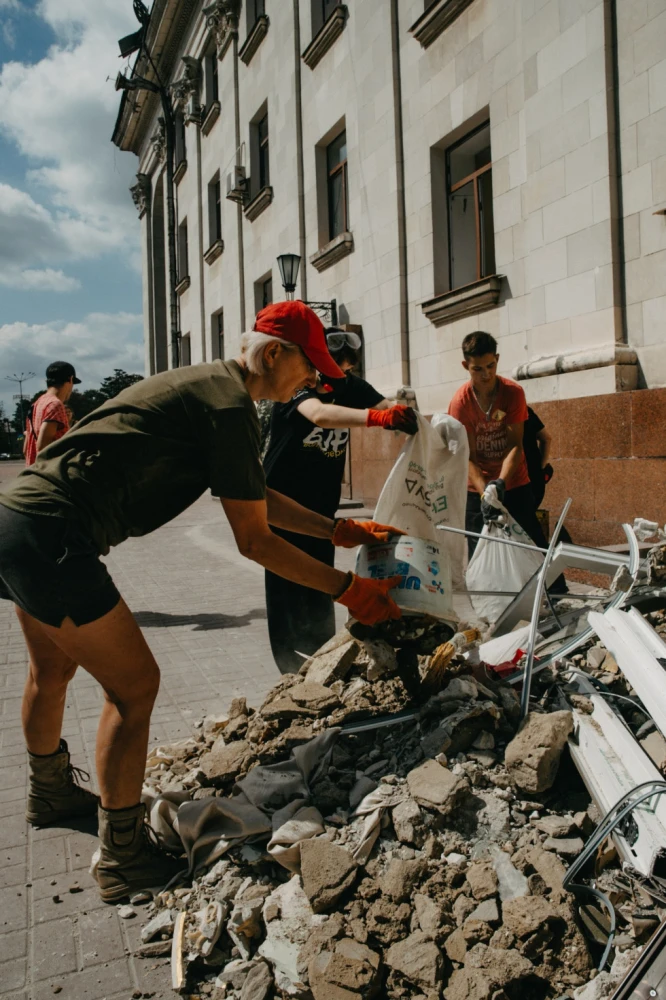 Чернігівський драмтеатр після ракетного обстрілу. Фото: Макс Тарківськийй