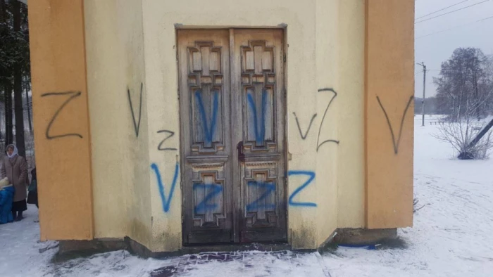 На Волині вандали розписали буквами Z і V капличку УПЦ МП