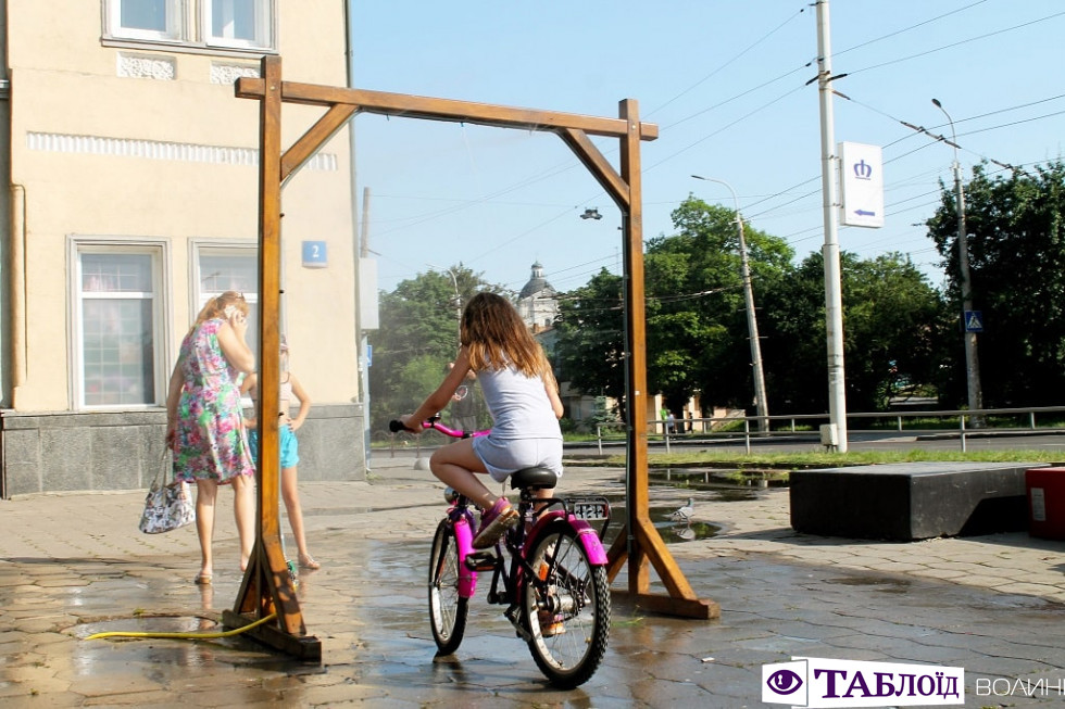 Спека в Луцьку: як містяни рятуються від палючого сонця