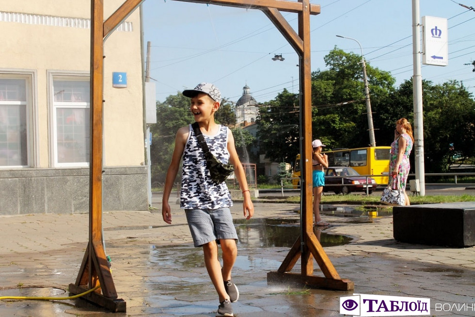 Спека в Луцьку: як містяни рятуються від палючого сонця