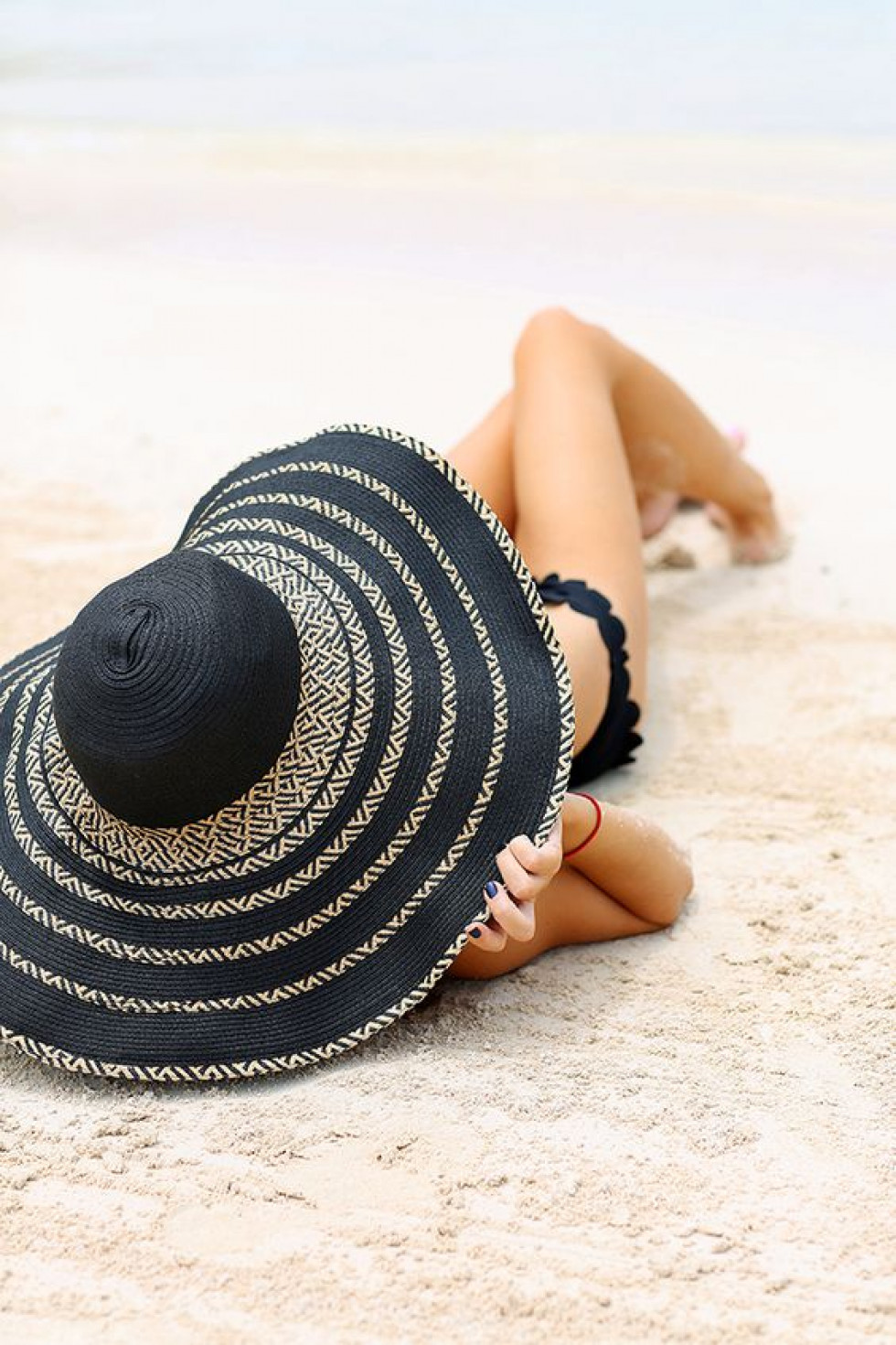 Шляпа на пляже. Девушка в шляпе на пляже. Пляжная фотосессия. Пляжная шляпа. Шляпка на море.