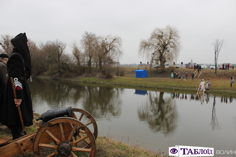 Козацькі залпи та Владика на моторному човні: як освячували воду у Луцьку