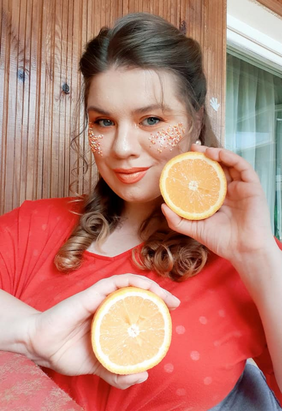Апельсини та блискітки: волинська модель знялася в домашній фотосесії