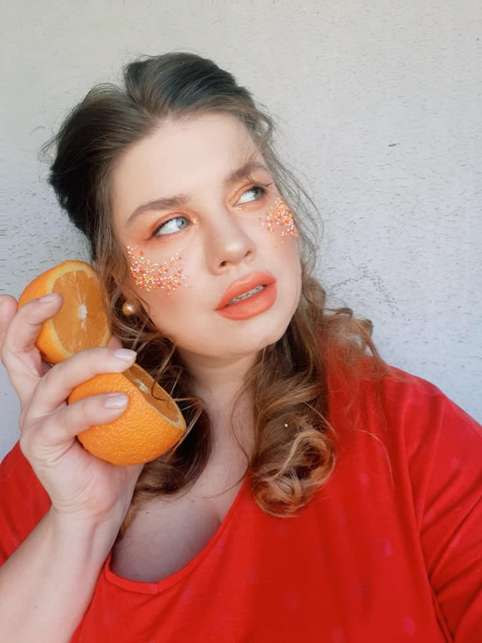 Апельсини та блискітки: волинська модель знялася в домашній фотосесії