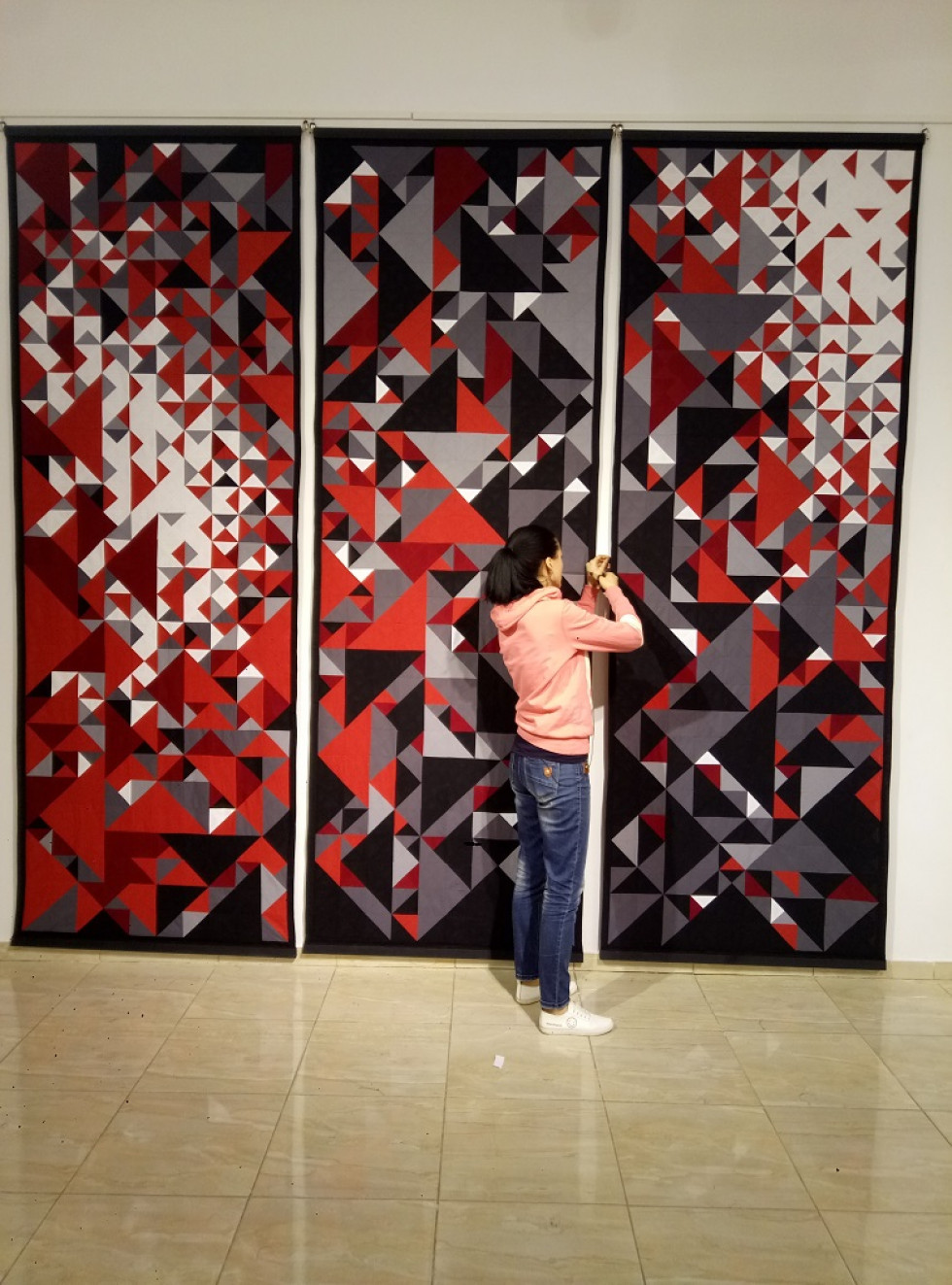 Юлія Пінкевич під час монтажу панно для виставки  у галереї ЛНАМ