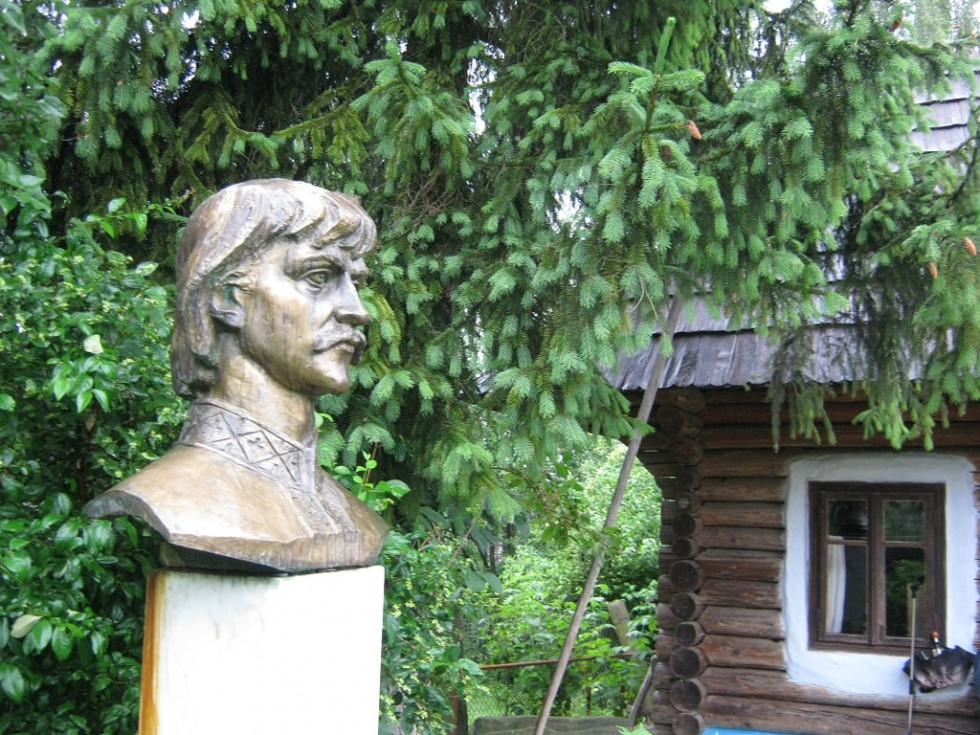 Бюст Івана Миколайчука на подвір'ї біля його музею-садиби, встановлений 2006 року