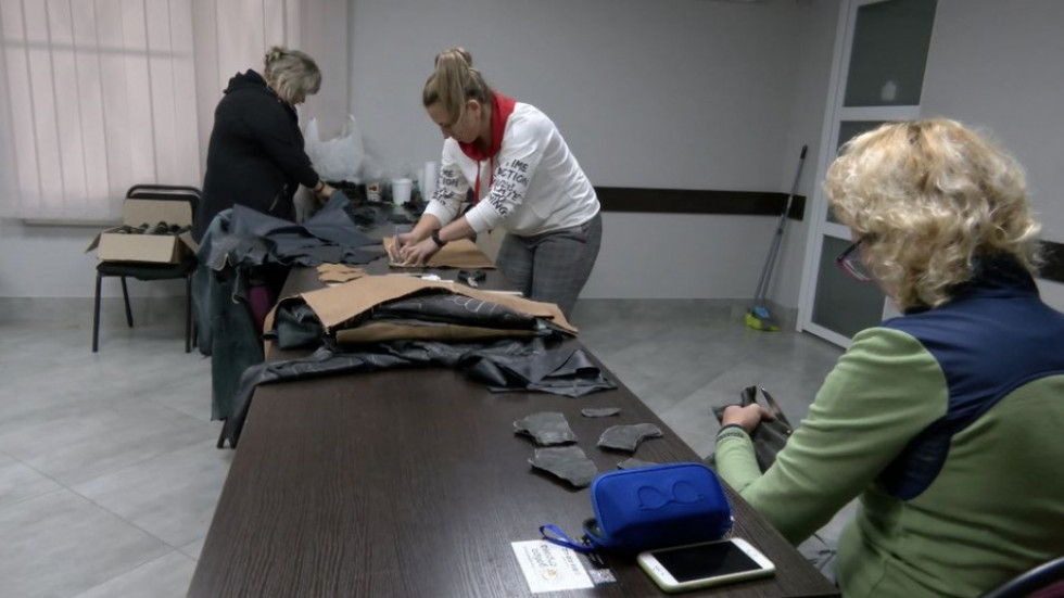 Луцькі волонтерки шиють рукавиці для військових