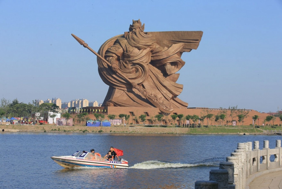 Епічна 1320-тонна статуя в Китаї