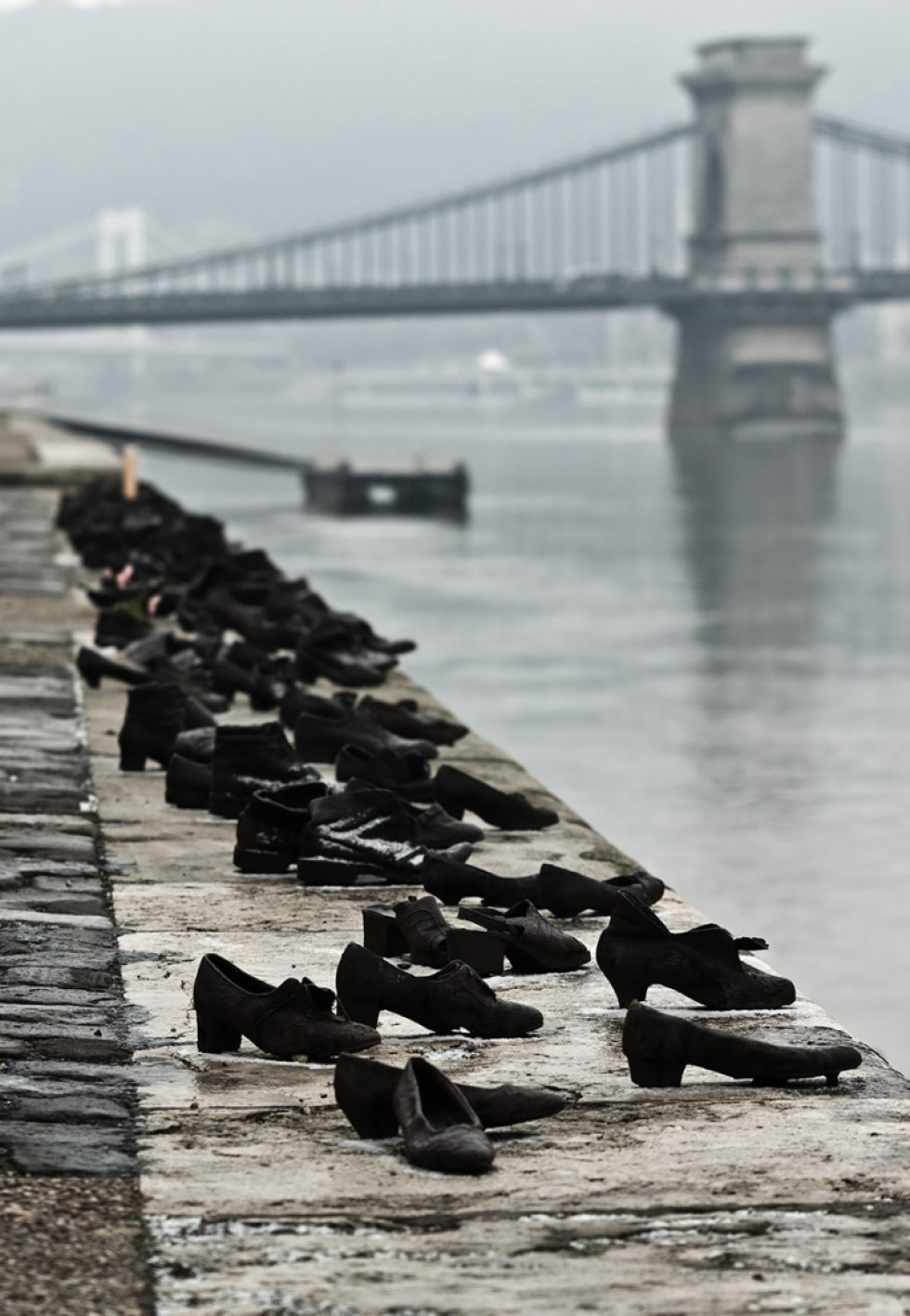 Туфлі на набережній Дунаю – меморіал на згадку про жертви Голокосту, Будапешт, Угорщина