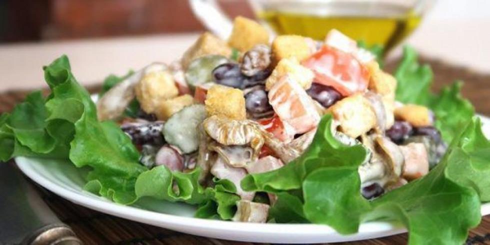 Салат з сухариками, квасолею, помідорами, маринованими огірками та грибами