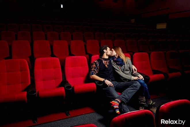 Сексуальная партнерша в кино зале